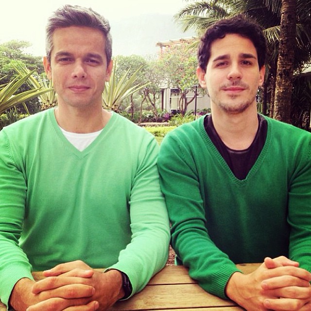Otaviano Costa e Pedro Neschiling usam suéteres iguais