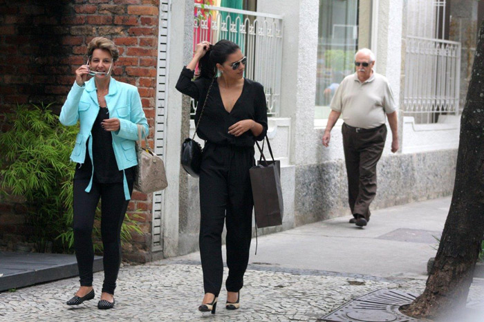  Mariana Rios faz compras com a mãe, Adriana, no Rio de Janeiro