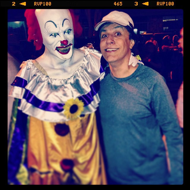 Tom Cavalcante posa com palhaço assustador, em Los Angeles