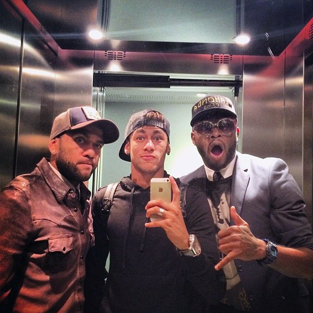 Neymar faz graça em foto no elevador com Dani Alves e Alex Song