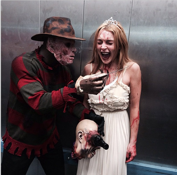 Lindsay Lohan se veste de princesa zumbi para o Halloween