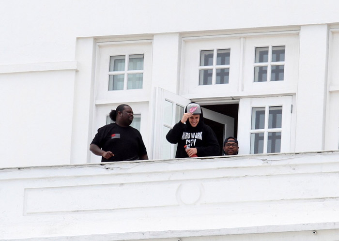  Justin Bieber brinca com as fãs da janela do Hotel
