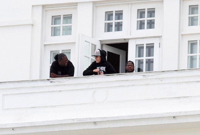  Justin Bieber brinca com as fãs da janela do Hotel