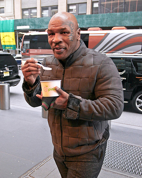 Todo calminho, Mike Tyson toma sorvete nas ruas de Nova York