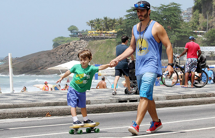 Thiago Rodrigues leva o filho para andar de skate na orla do Leblon