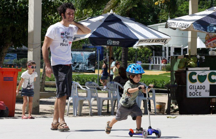 Eriberto Leão tem dia de diversão sob rodas com o filho