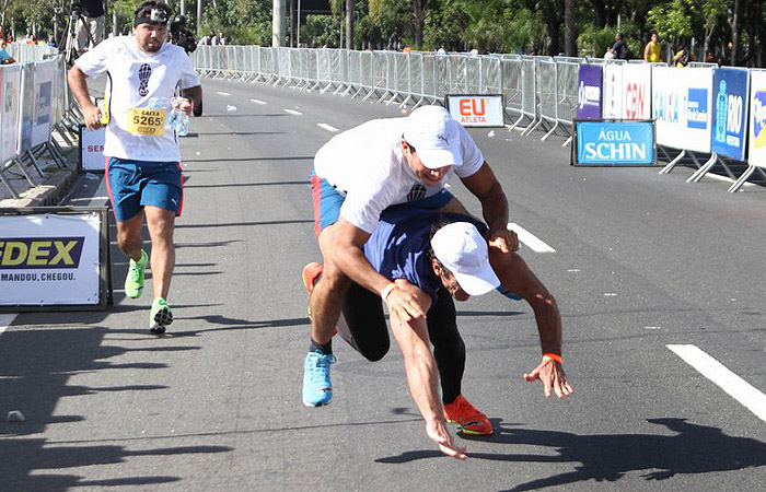 Carlos Machado e Anderson Di Rizzi se esborracham durante corrida