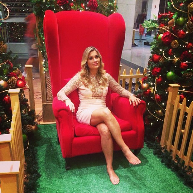 Flávia Alessandra brinca de ser Papai Noel