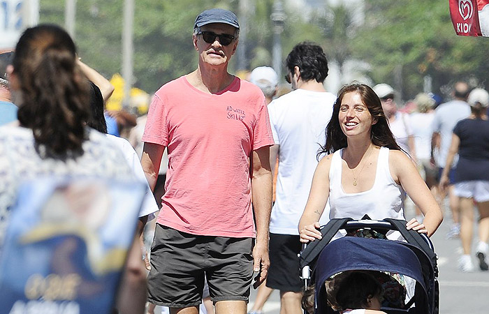 Marcos Caruso passeia com a filha e a neta pela orla do Leblon