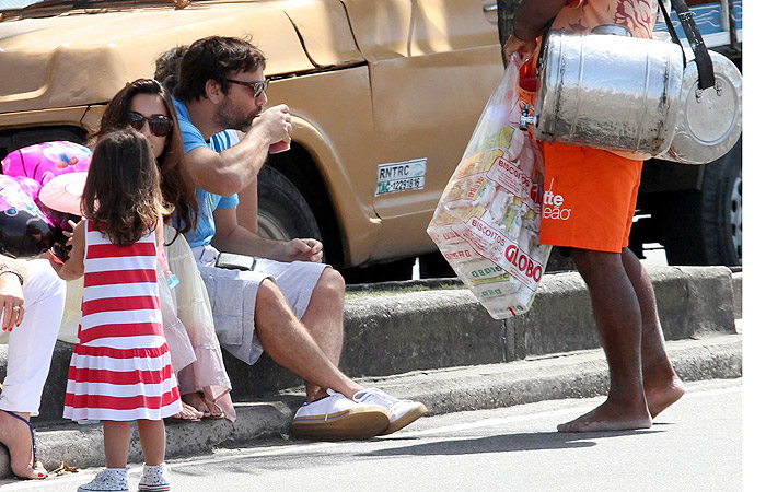 Marcelo Faria curte a orla do Leblon com a família