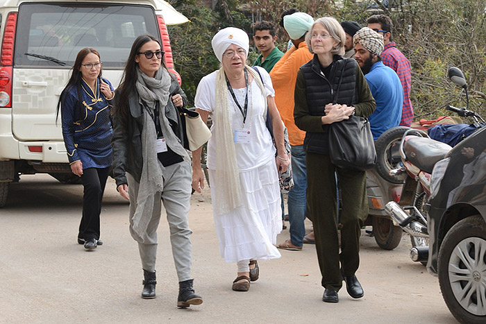 Demi Moore retorna da Índia após retiro espiritual