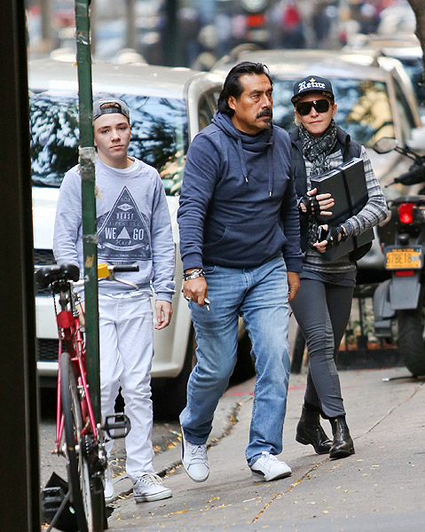 Sorridente, Madonna vai ao centro de Cabala com os filhos