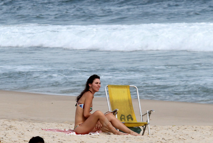 Glenda Kozlowski toma sol na praia de Ipanema