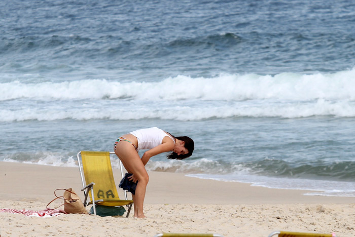 Glenda Kozlowski toma sol na praia de Ipanema