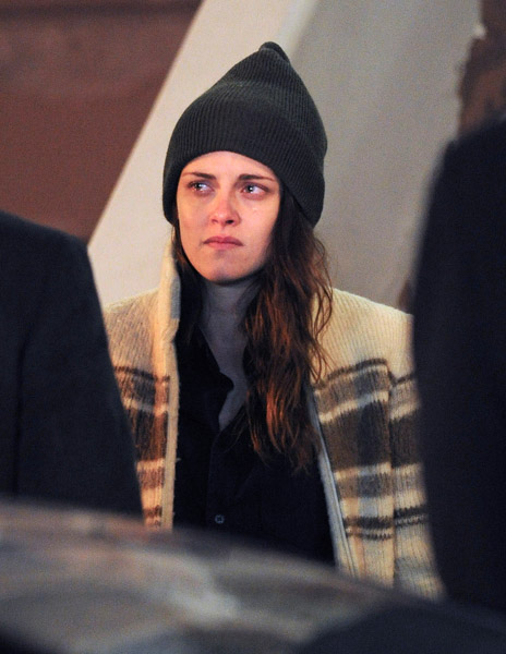 Kristen Stewart cai no choro em set de filmagem