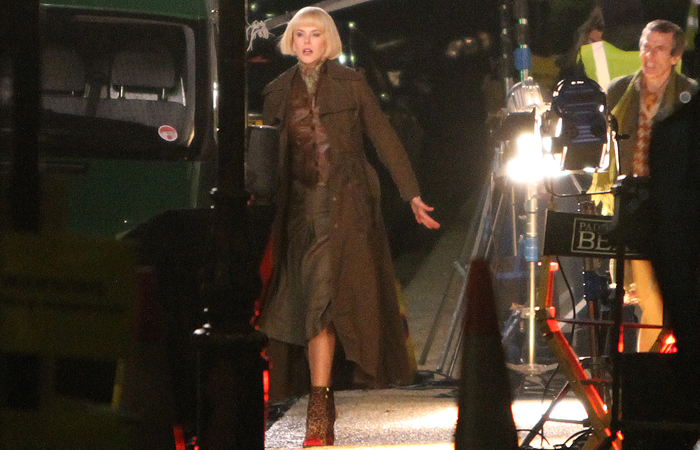 Nicole Kidman usa novo corte de cabelo em set de filmagem