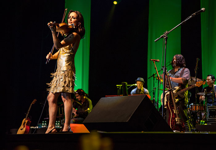 Robson Jassa deixa Sharon Corr ainda mais bonita para shows no Brasil