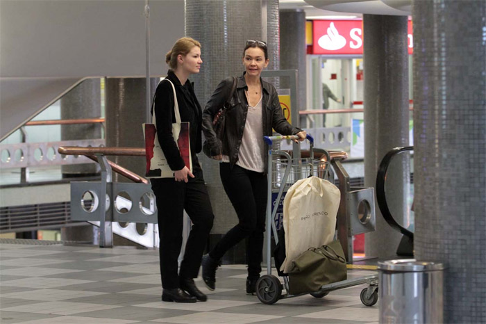 Júlia Lemmertz embarca com a filha em aeroporto paulista