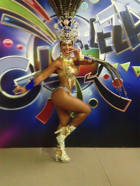 Cinthia Santos aparece linda em gravação de vinheta para o carnaval