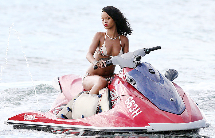 Rihanna curte praia e anda de jet-sky em Barbados