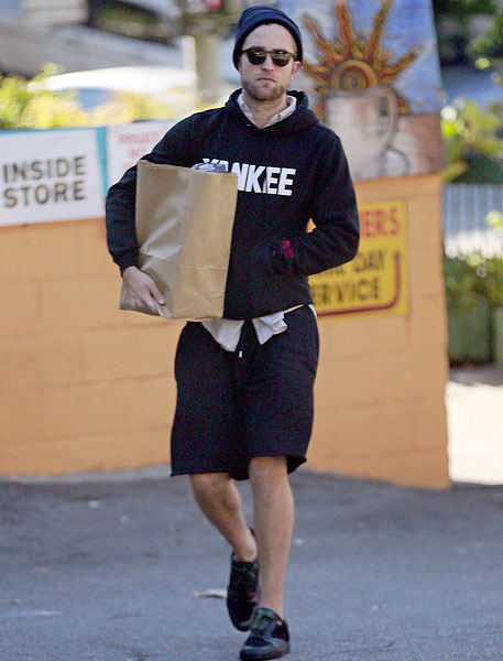 Robert Pattinson sai sozinho para fazer compras em Los Angeles