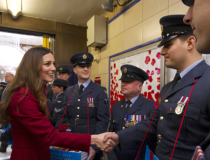 Kate Middleton e Príncipe William andam de ônibus por Londres