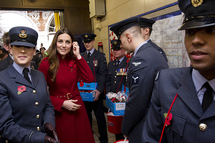 Kate Middleton e Príncipe William andam de ônibus por Londres