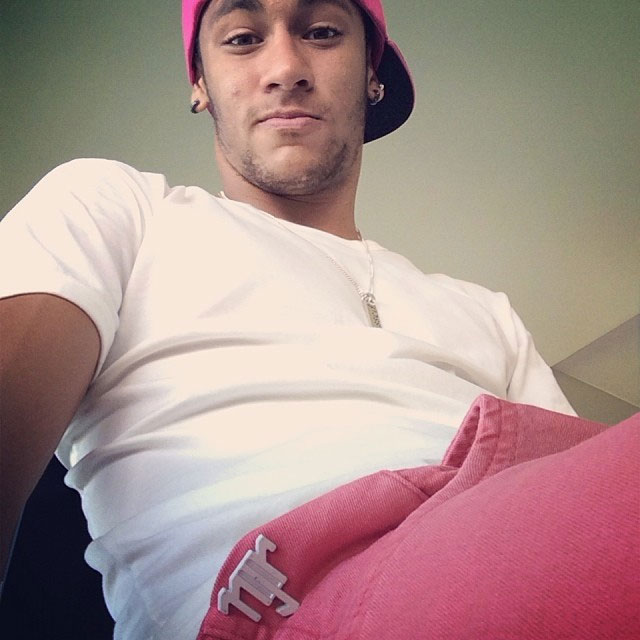 Neymar adota um look rosa e exibe no Instagram