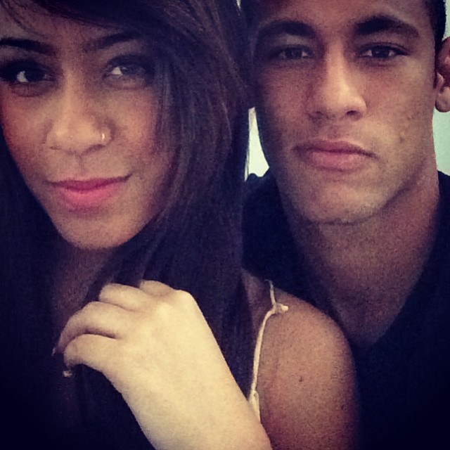 Neymar e a irmã se divertem em casa