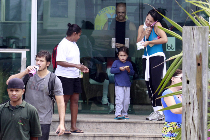 Juliana Knust sai de academia junto com o filho 