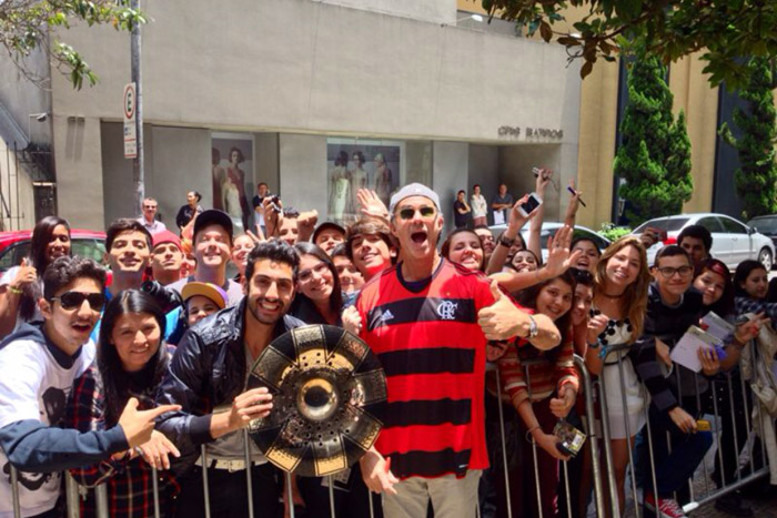 Baterista do Red Hot Chilli Peppers atende fãs em São Paulo com camisa do Flamengo