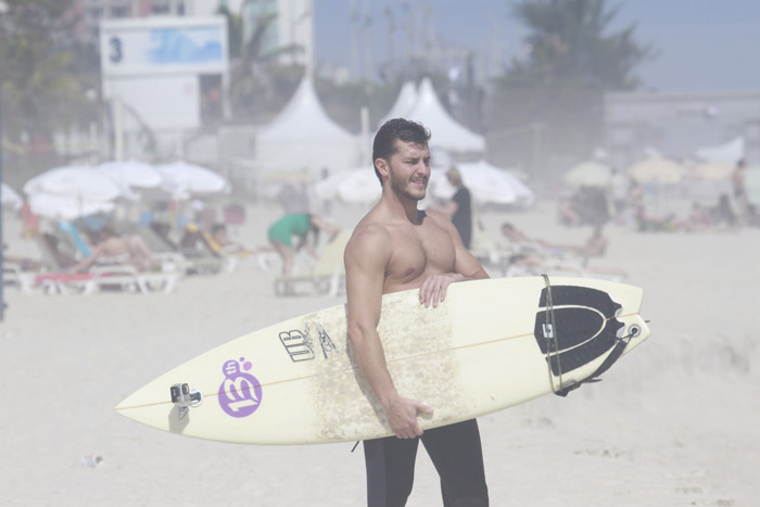 Klebber Toledo mostra os músculos durante tarde de surfe na Barra da Tijuca