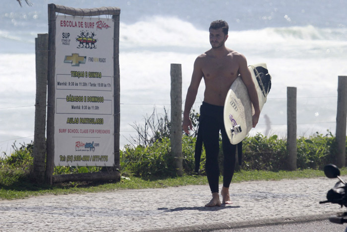 Klebber Toledo mostra os músculos durante tarde de surfe na Barra da Tijuca