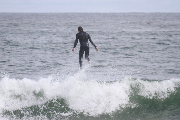 Klebber Toledo mostra os músculos durante tarde de surfe na Barra da Tijuca