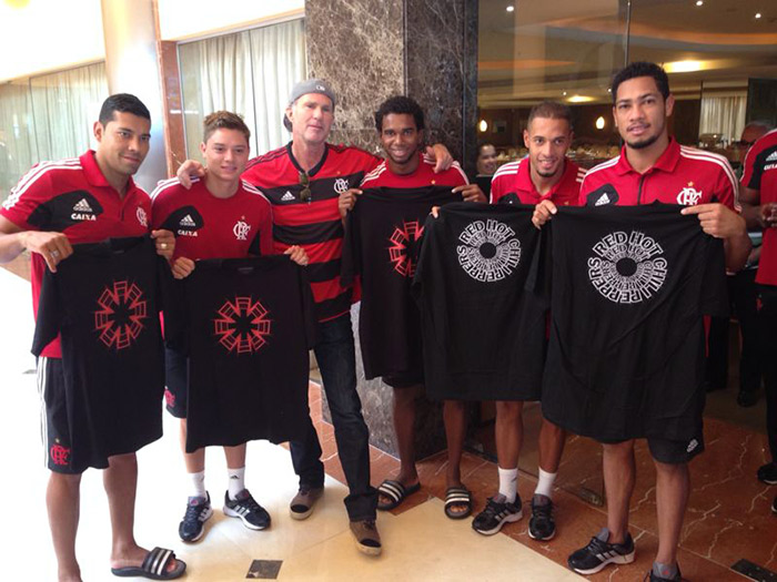 Baterista do Red Hot Chilli Peppers posa para foto com jogadores do Flamengo