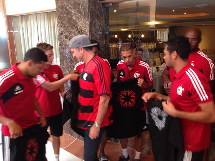 Baterista do Red Hot Chilli Peppers posa para foto com jogadores do Flamengo