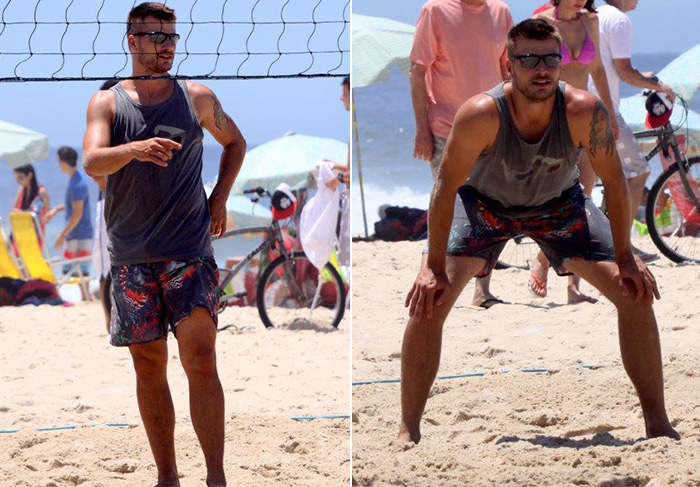 Rodrigo Hilbert curte vôlei e filhos na praia do Leblon