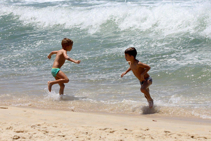 Rodrigo Hilbert curte vôlei e filhos na praia do Leblon