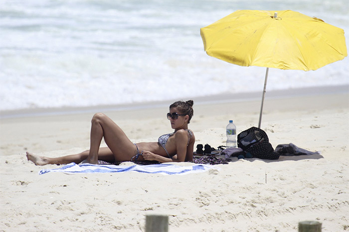 Fernanda de Freitas mostra o corpão na Barra da Tijuca