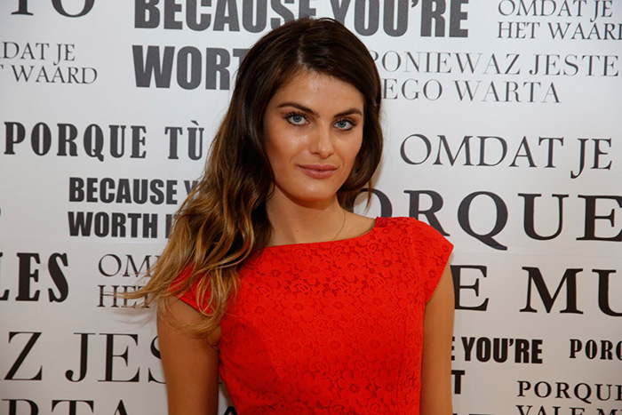 Isabeli Fontana usa vestido curtinho no Fashion Rio