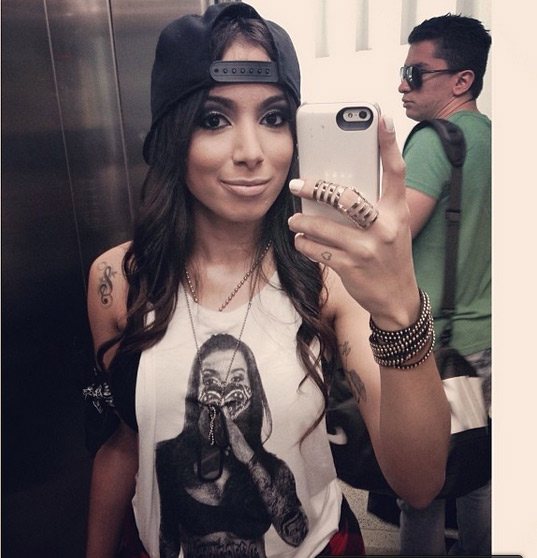 Anitta exibe estampa com sua imagem na camiseta de sua grife