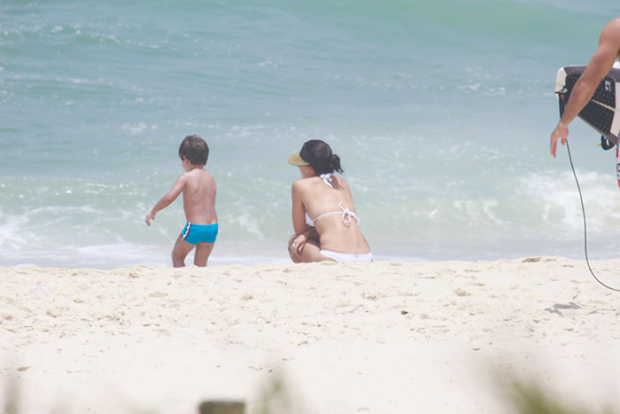 Juliana Knust ficou atenta às brincadeiras do filho à beira da praia