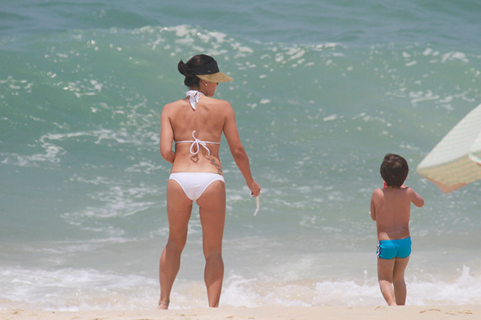 Juliana Knust se divertiu com o filho na praia
