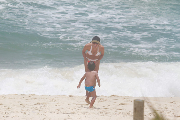 Juliana Knust se divertiu com o filho na praia