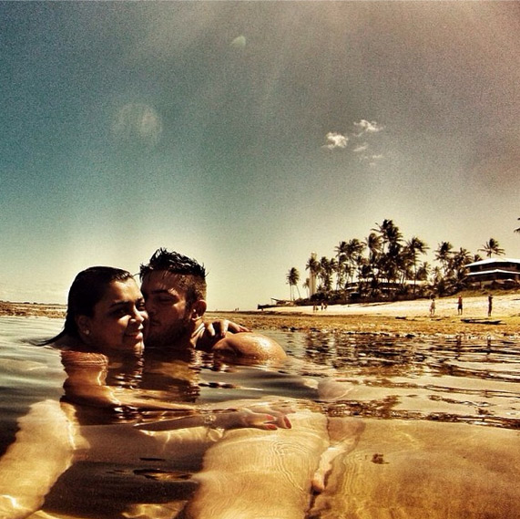 Preta Gil posta foto romântica com o namorado na Bahia