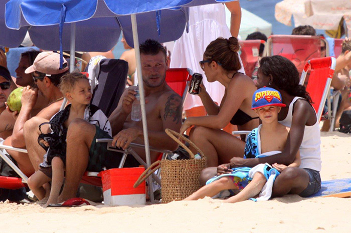 Rodrigo Hilbert volta a se divertir com os filhos na praia 