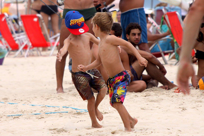 Rodrigo Hilbert volta a se divertir com os filhos na praia 