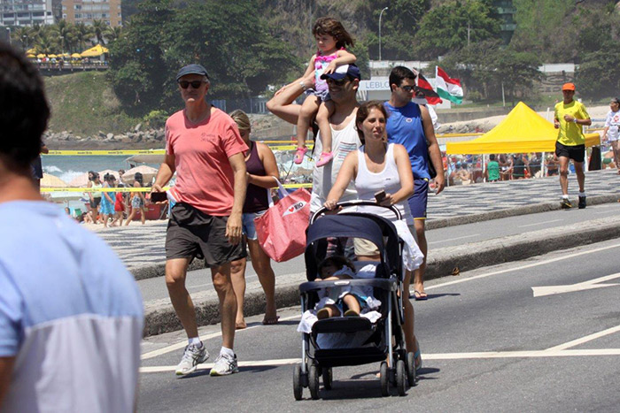 Rodrigo Hilbert volta a se divertir com os filhos na praia 