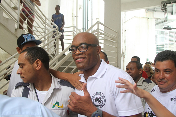 Anderson Silva inaugura academia com seu nome na Rocinha