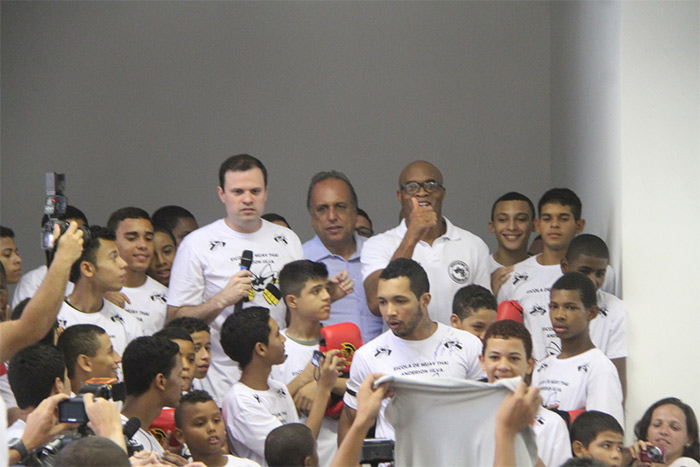 Anderson Silva inaugura academia com seu nome na Rocinha